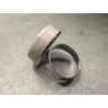 Anillo Artesano Ecológico con papel reciclado. 2 cm. Tonos blancos beige. Base adaptable. Pieza única.