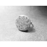 Anillo Artesano Ecológico con papel reciclado. 2 cm. Tonos blancos beige. Base adaptable. Pieza única.