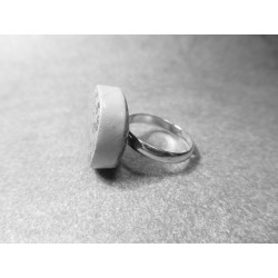 Anillo Artesano Ecológico con papel reciclado. 2 cm. Tonos blancos beige. Base adaptable. Pieza única.