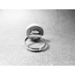 Anillo Artesano Ecológico con papel reciclado. 2 cm. Tonos blancos beige. Base adaptable. Pieza única.