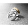 Anillo Artesano Ecológico con papel reciclado. 2 cm. Tonos blancos beige. Base adaptable. Pieza única.