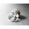 Anillo Artesano Ecológico con papel reciclado. 2 cm. Tonos blancos beige. Base adaptable. Pieza única.