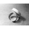 Anillo Artesano Ecológico con papel reciclado. 2,5 cm. Tonos blancos beige. Base adaptable. Pieza única.