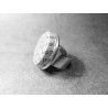 Anillo Artesano Ecológico con papel reciclado. 2,5 cm. Tonos blancos beige. Base adaptable. Pieza única.