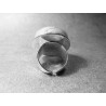 Anillo Artesano Ecológico con papel reciclado. 2 cm. Tonos blancos beige. Base adaptable. Pieza única.