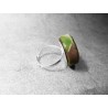Anillo Artesano Ecológico con papel reciclado. 2 cm. Tonos verdes. Base adaptable. Pieza única.