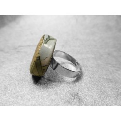 Anillo Artesano Ecológico con papel reciclado. 2 cm. Tonos verdes. Base adaptable. Pieza única.