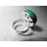 Anillo Artesano Ecológico con papel reciclado. 2 cm. Tonos verdes. Base adaptable. Pieza única.