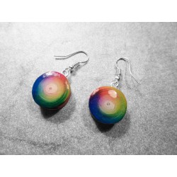 Par de Pendientes artesanos ecológicos realizados con papel reciclado. Multicolor. Base Baño Plata. Piezas únicas.