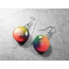 Par de Pendientes artesanos ecológicos realizados con papel reciclado. Multicolor. Base Baño Plata. Piezas únicas.