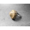 Anillo artesano ecológico con papel reciclado. 2 cm. Color Beige. Base adaptable plateada. Pieza única.