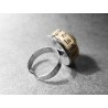 Anillo artesano ecológico con papel reciclado. 2 cm. Color Beige. Base adaptable plateada. Pieza única.