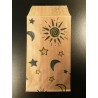 7 x 13 cm. 25 Bolsas de papel kraft estampadas con soles, lunas y estrellas. Mil usos.