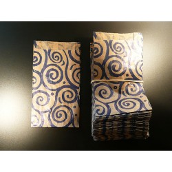 9 x 16 cm. 25 Bolsas de papel kraft estampadas espirales azules con fuelles laterales. Mil usos.